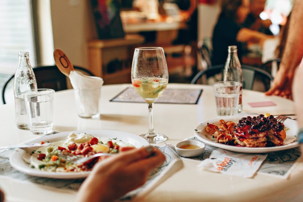 mesa con comida y vino blanco